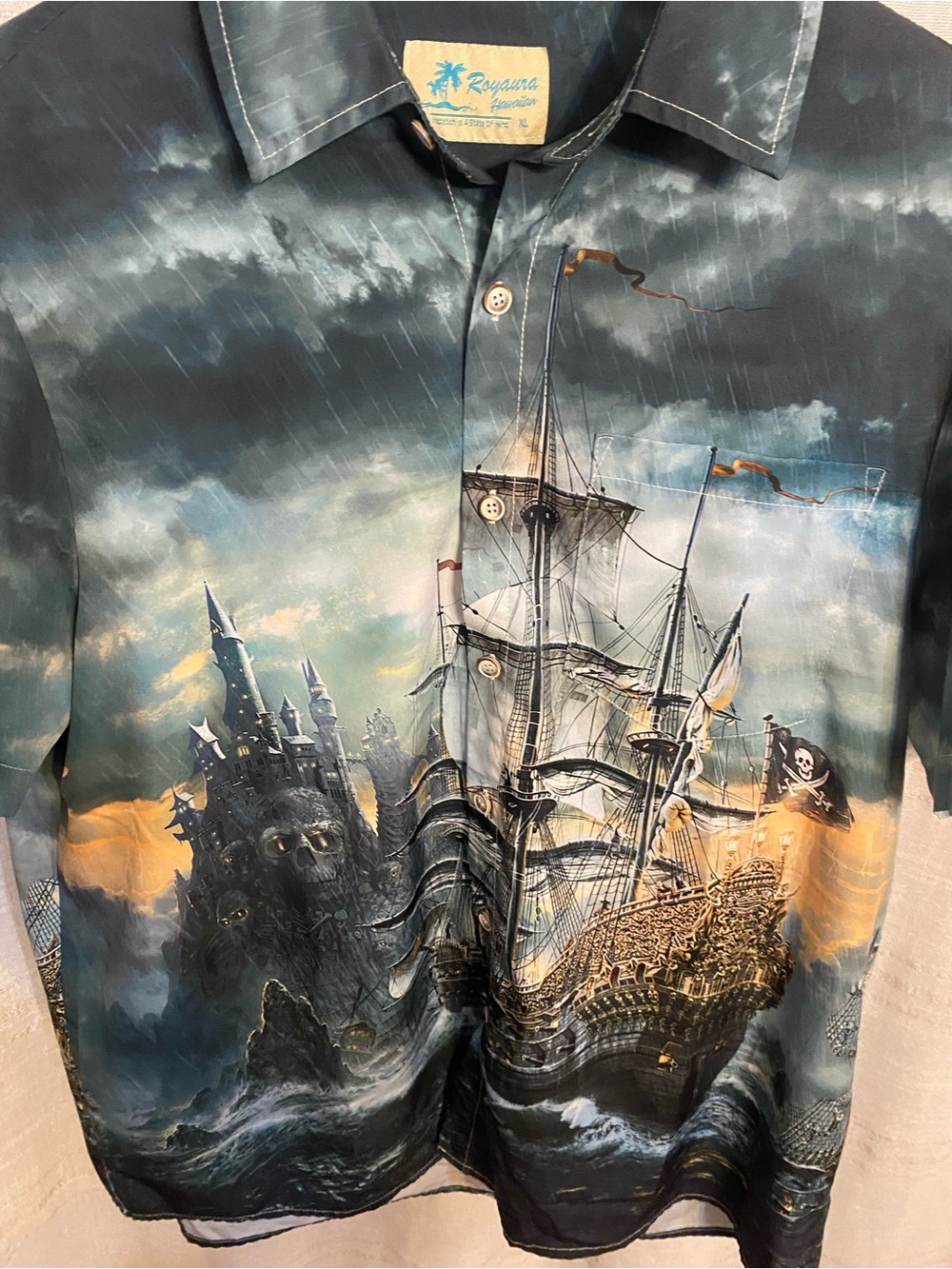 Royaura Ghost Galleon Pirate Ship Skull Stormy Sea Halloween Vacation Shirt XL